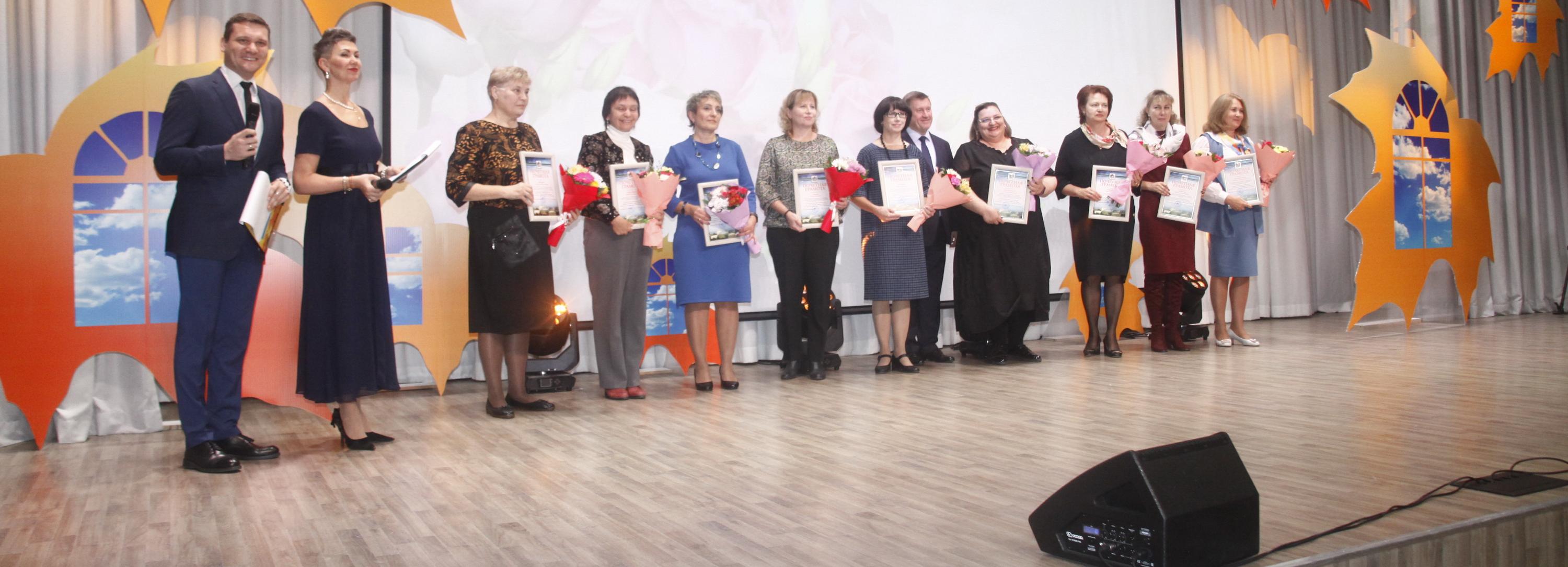 450 педагогов собрались в День учителя в новой школе на Родниках