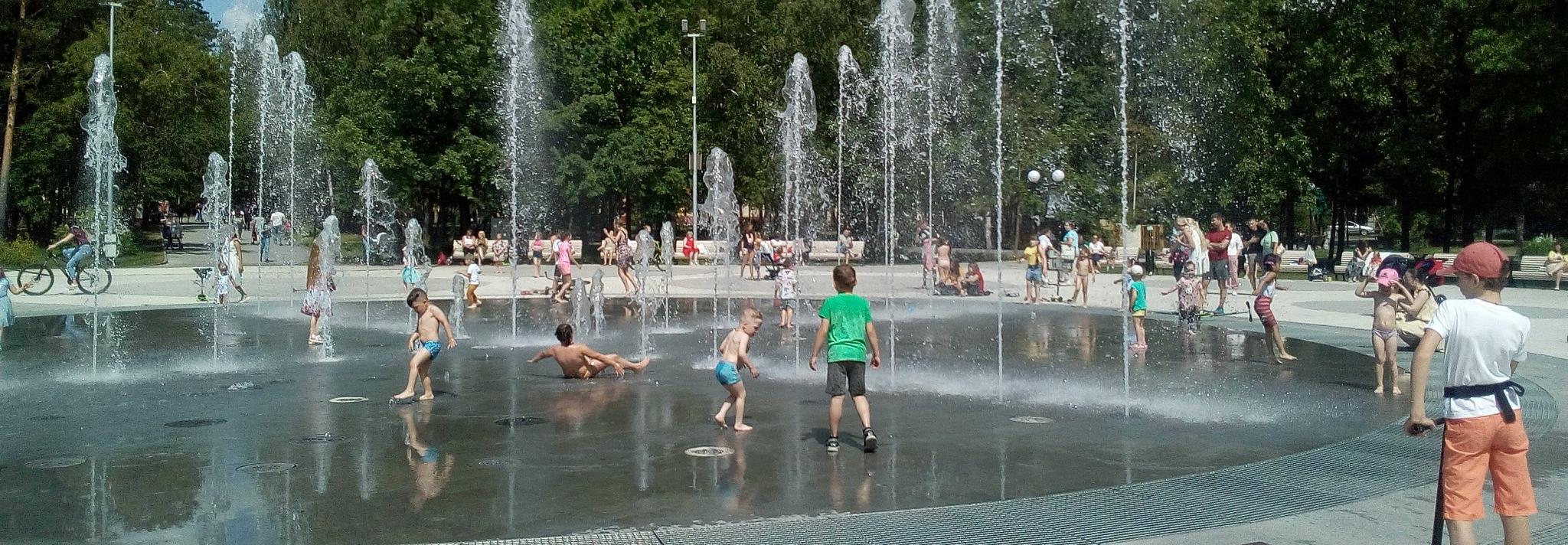 В Центральном парке включили фонтан: из него звучат песни о войне