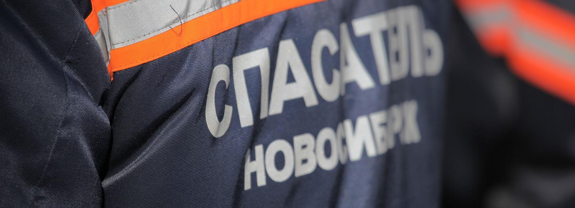 Спасатели сняли мальчика с карниза школы в Новосибирске