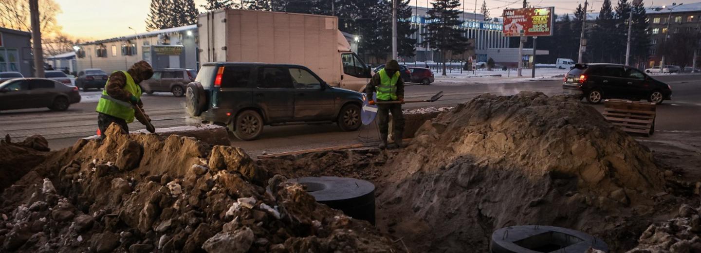 Не выдержавшую ливней канализацию ремонтируют на проспекте Дзержинского