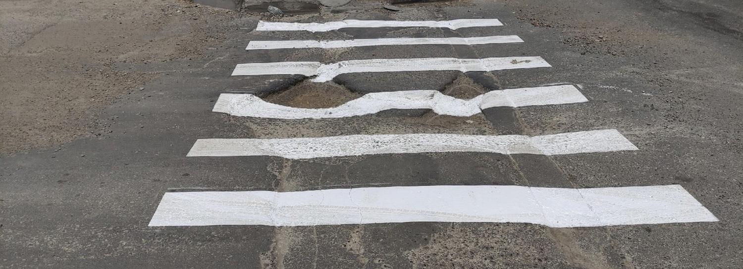 Новосибирские тролли рисуют разметки на разбитых дорогах