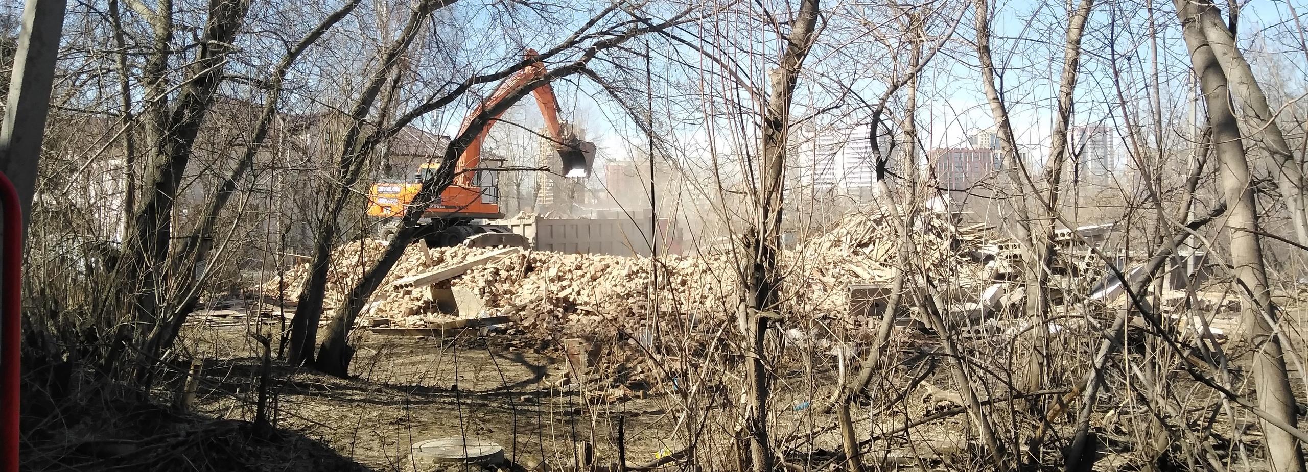 В Новосибирске по КРТ снесли 3 дома в старом военном городке на Тополёвой