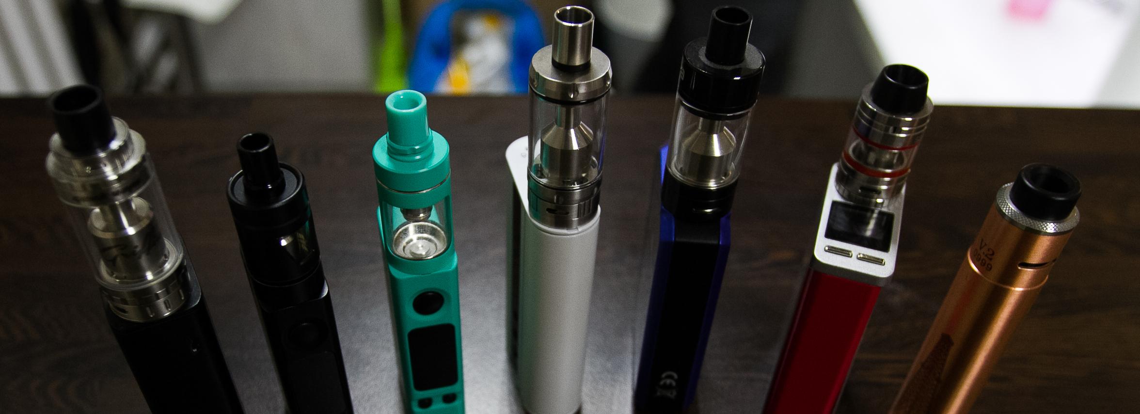 «Это не ириска»: врачей тревожит увлечение подростков вейпами