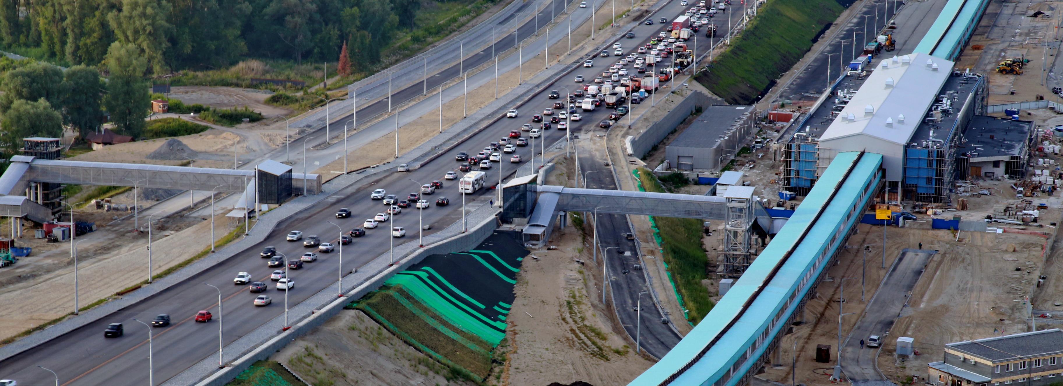 Дорогу на дамбе Октябрьского моста начинают реконструировать