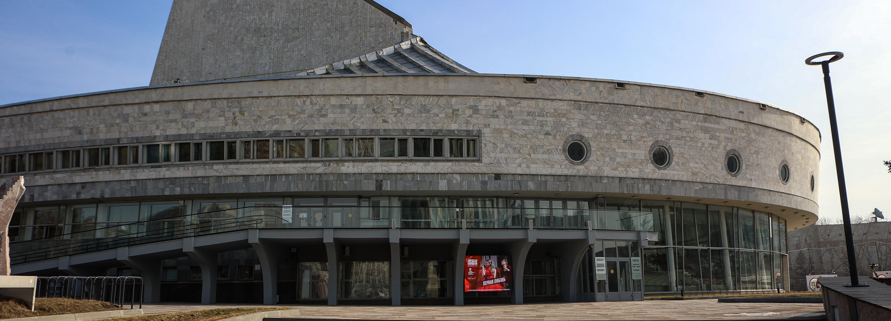 «Кузница талантов»: мэр Кудрявцев поздравляет театр «Глобус» с 95-летием