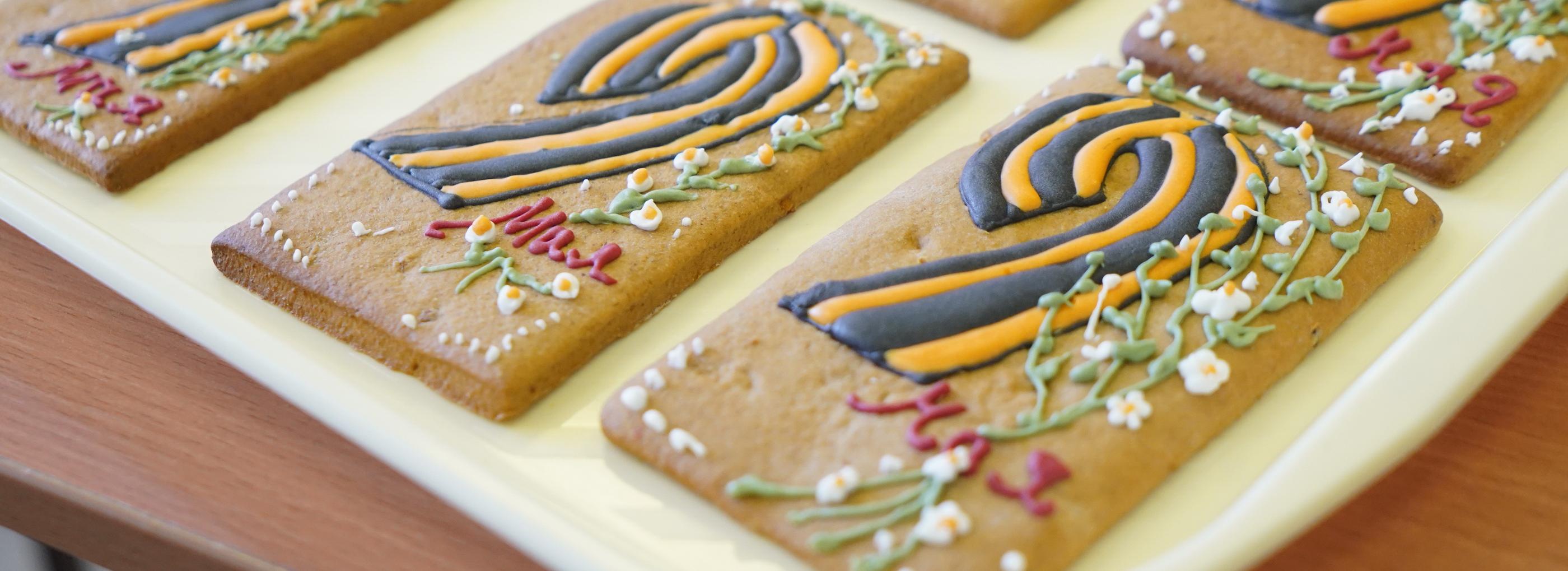 Пряники с символикой Победы испекли для ветеранов студентки-кондитеры