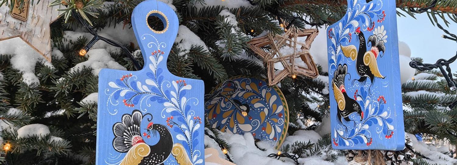 Новосибирскую ель с росписью установили на главной площади ВДНХ