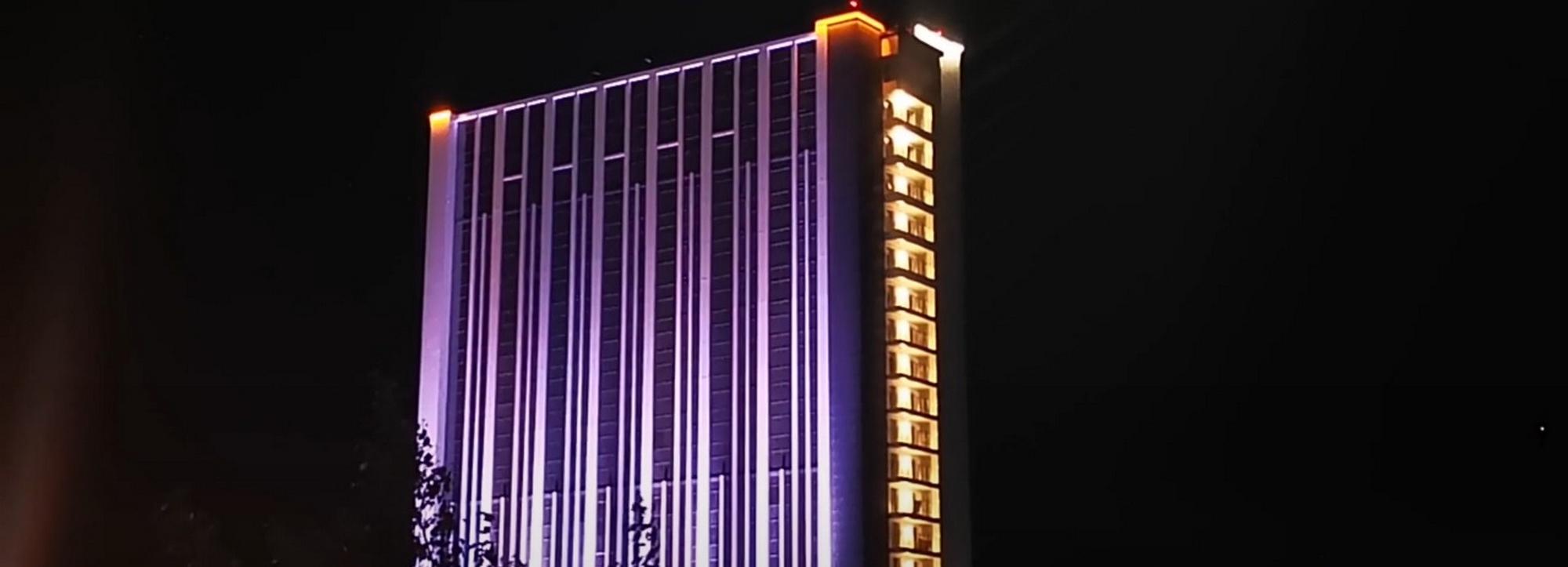Эффектную ночную подсветку включили на строящейся гостинице «Турист»