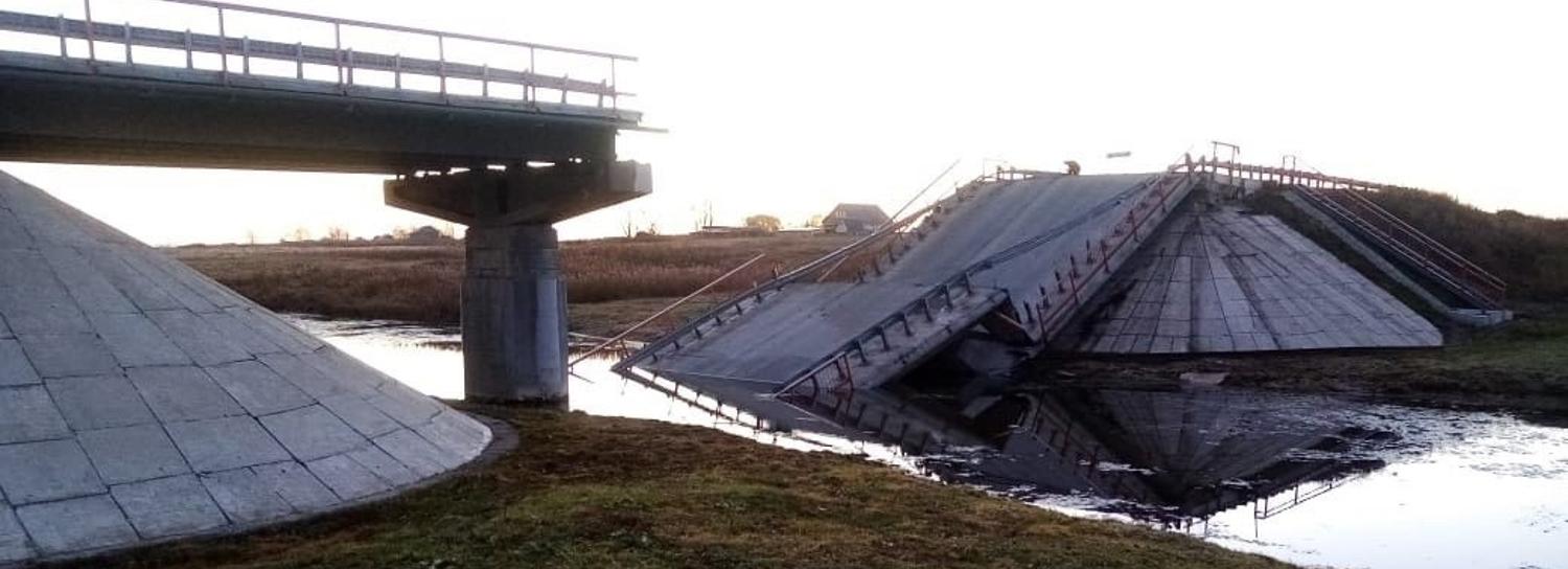Движение большегрузов запретили через Базово после обрушения моста