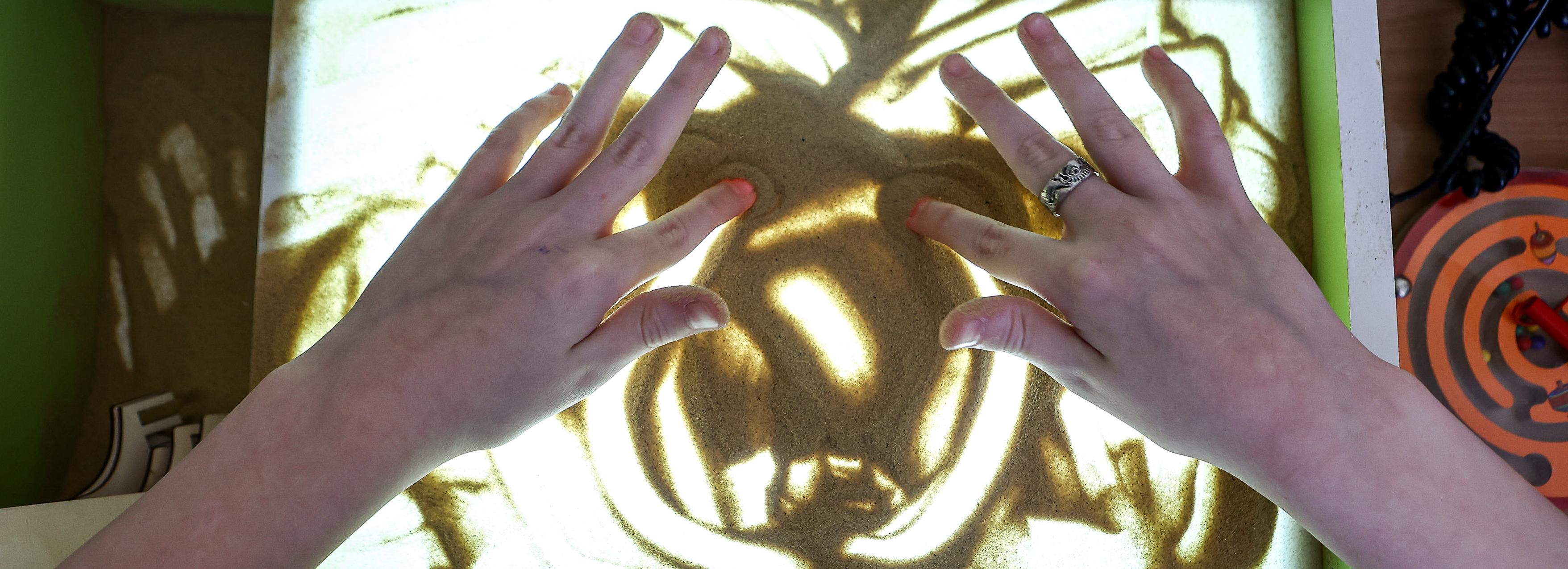 Сундук логопеда и светящийся песок: как «Доброшкола» помогает детям с ОВЗ