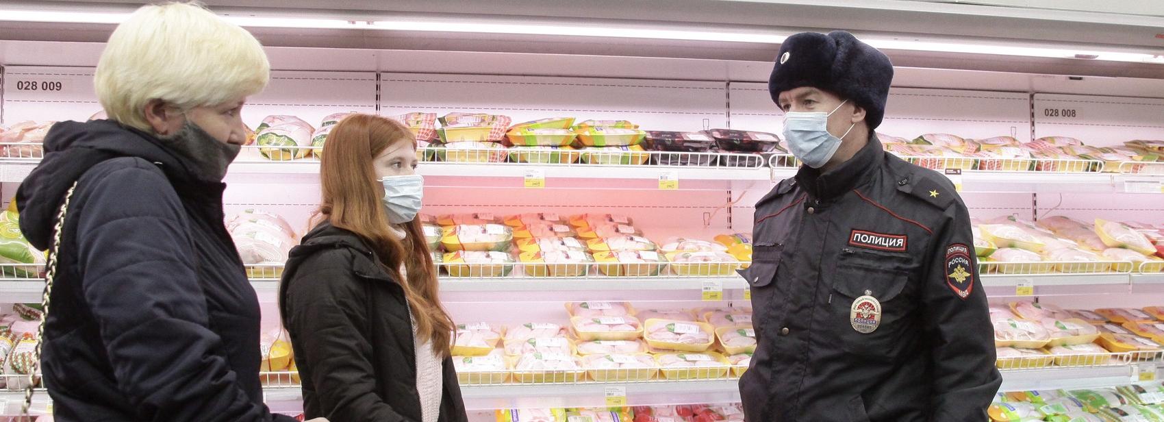 Шарф не заменит: новосибирцам объяснили, как нужно носить маску