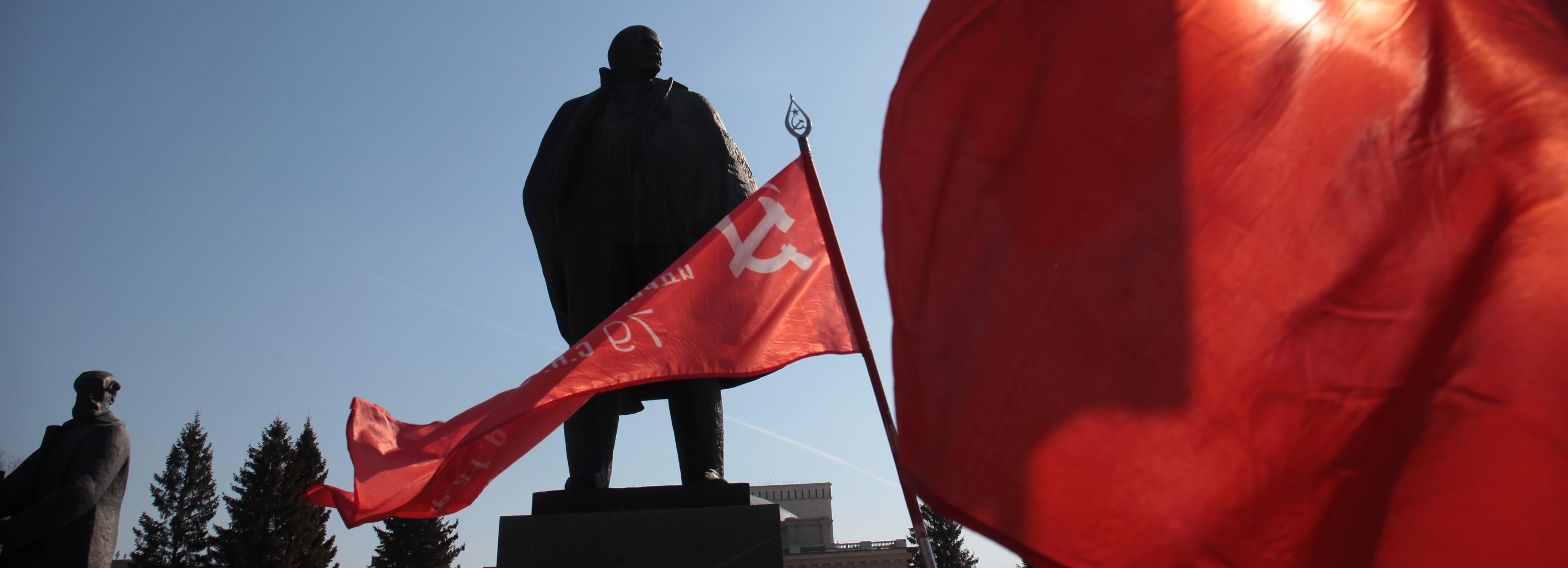 Новосибирцы возложили цветы к памятнику Ленину в день его рождения