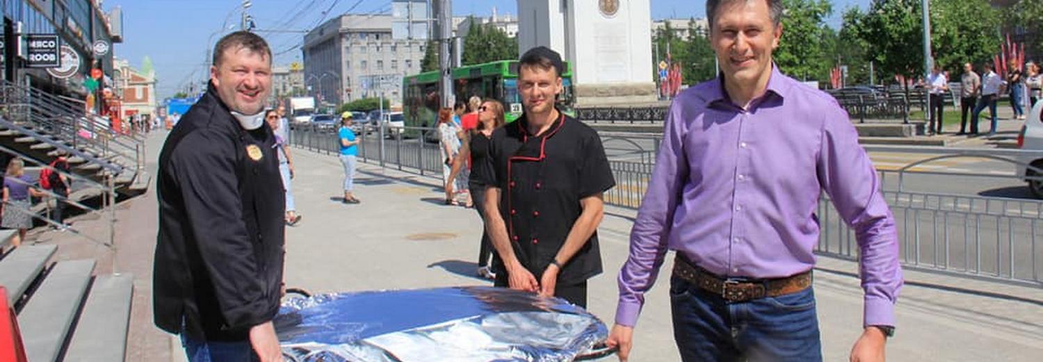 Огромную жаровню ризотто с грибами привезли врачам инфекционной больницы