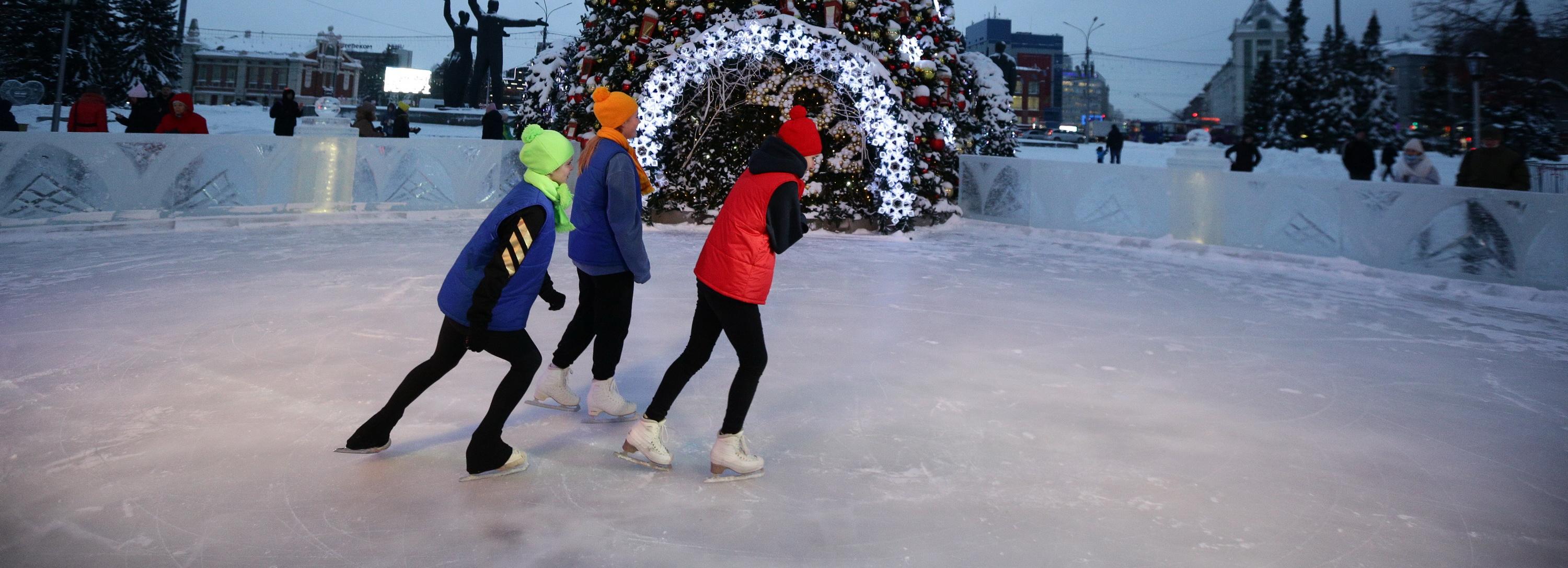 Главный каток Новосибирска засыплют песком и разобьют ледоколом