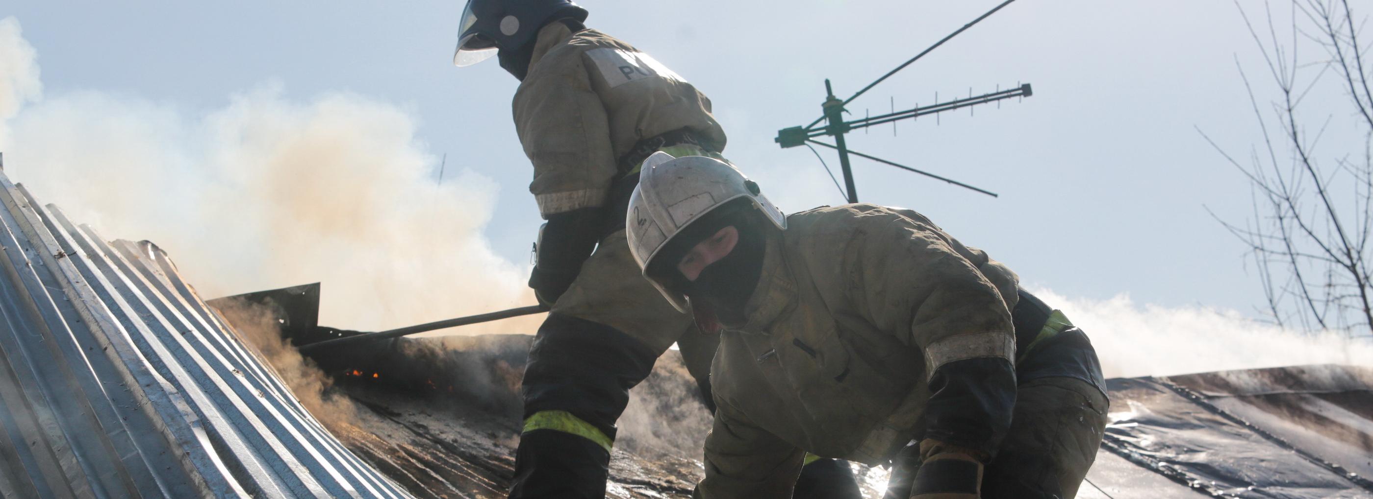Дачный дом с газовыми баллонами загорелся в Дзержинском районе