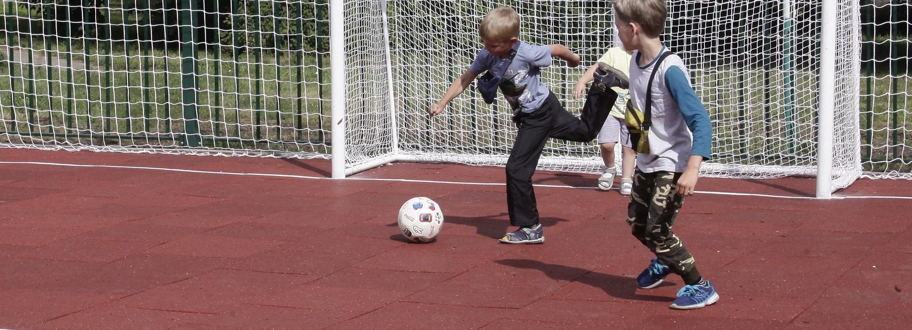 Спортплощадку открыли на Шлюзе — по ней можно бегать босиком