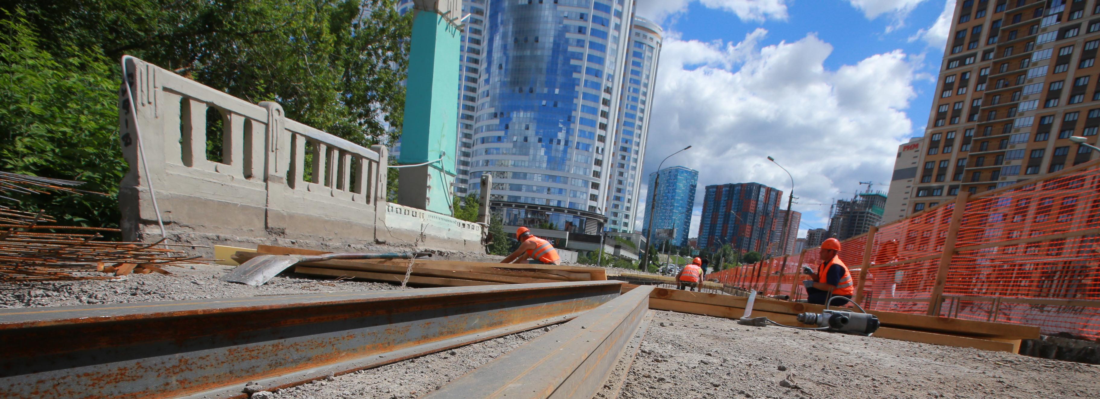 Пешеходный мост на Сибревкома ремонтируют по гарантии