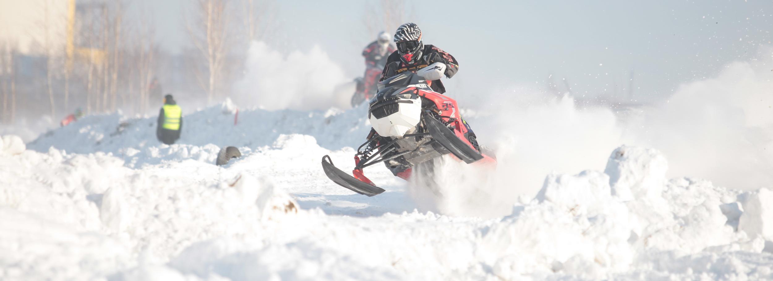 Гонки на снегоходах и сноубайках устроили на Ключ-Камышенском плато