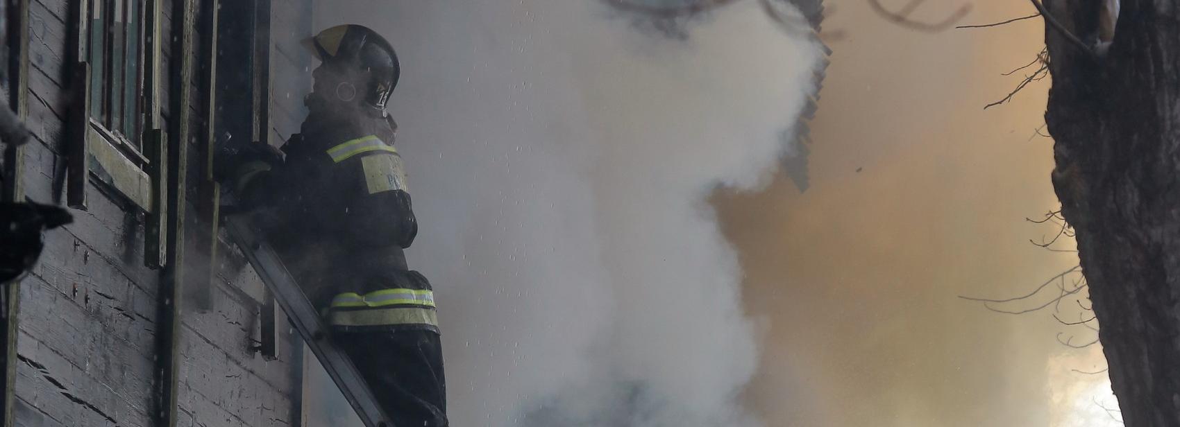 Пожарные спасли 11 человек из горящей трёхэтажки в Новосибирске