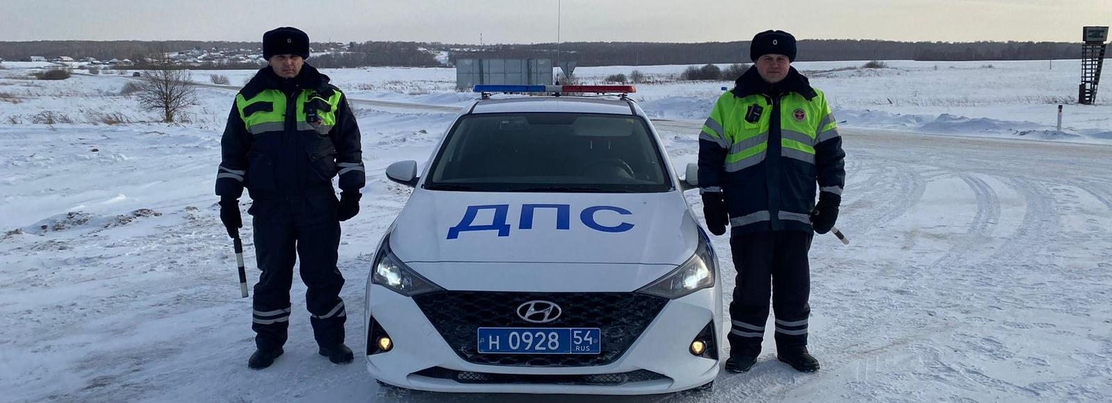 Съехавшую в кювет на трассе женщину спасли инспекторы ГИБДД