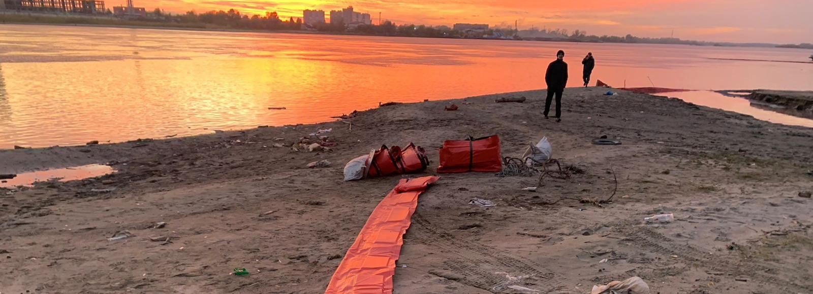 Последствия разлива нефтепродуктов на Оби начали устранять