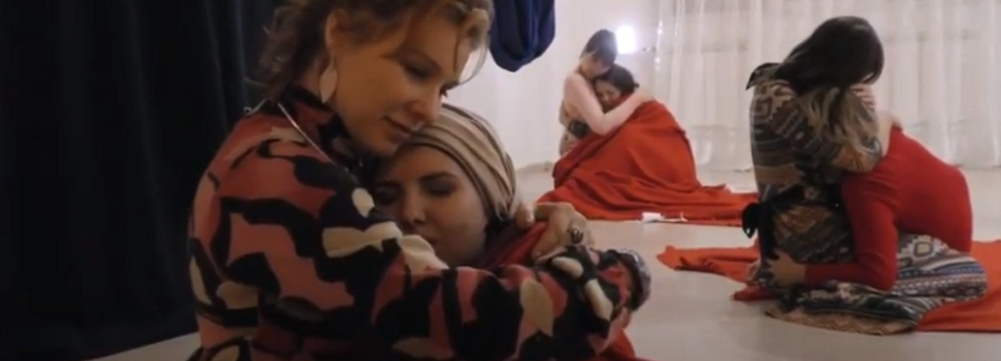 Для чего в Новосибирске баюкают взрослых людей — отвечает психолог