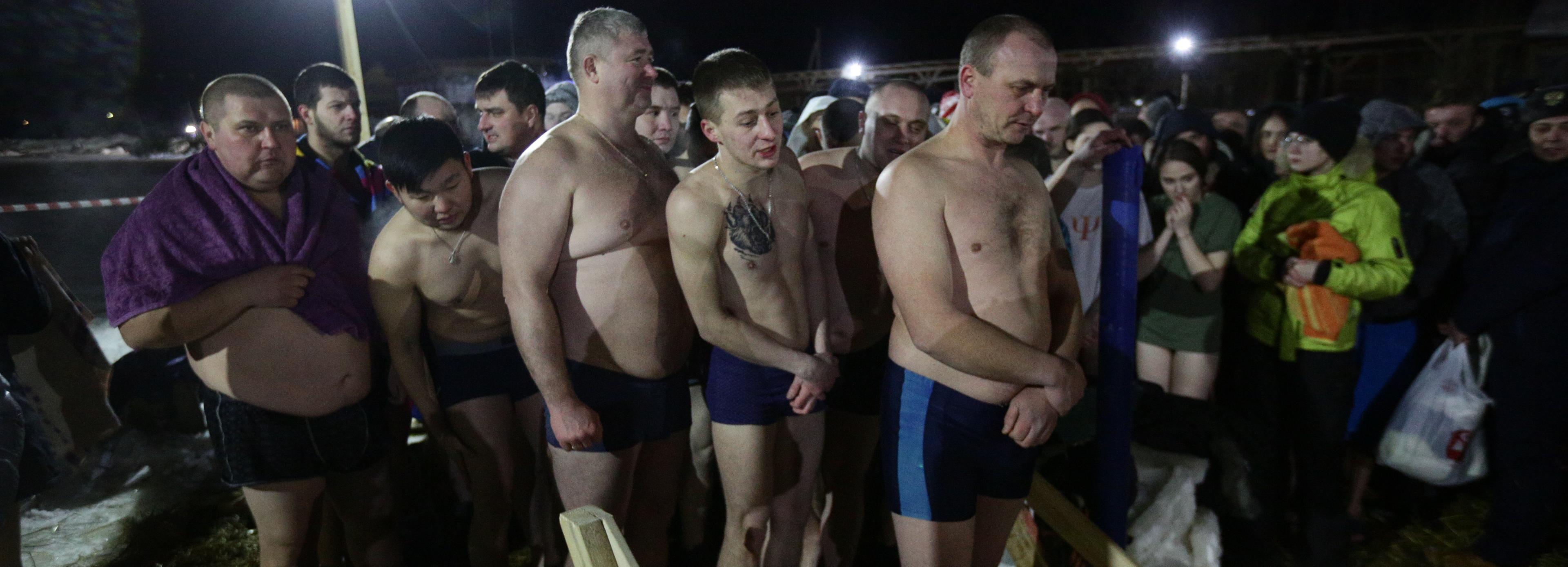 Почти 19 тысяч новосибирцев нырнули в проруби в Крещение