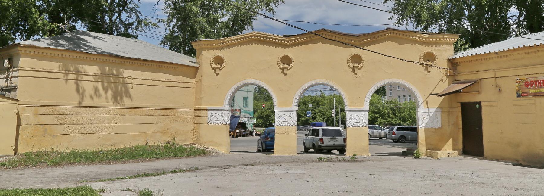 Остановку с ионическими колоннами на Расточке признали памятником