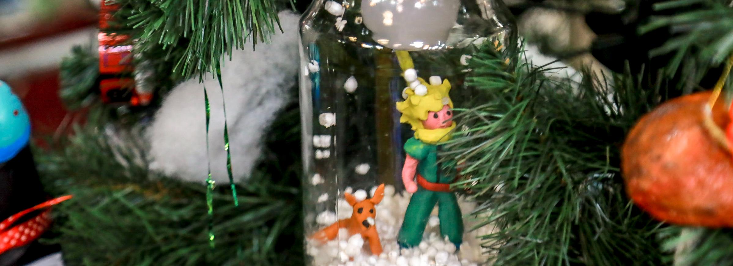 Маленький принц на шаре из крышек: чем удивил конкурс поделок из мусора