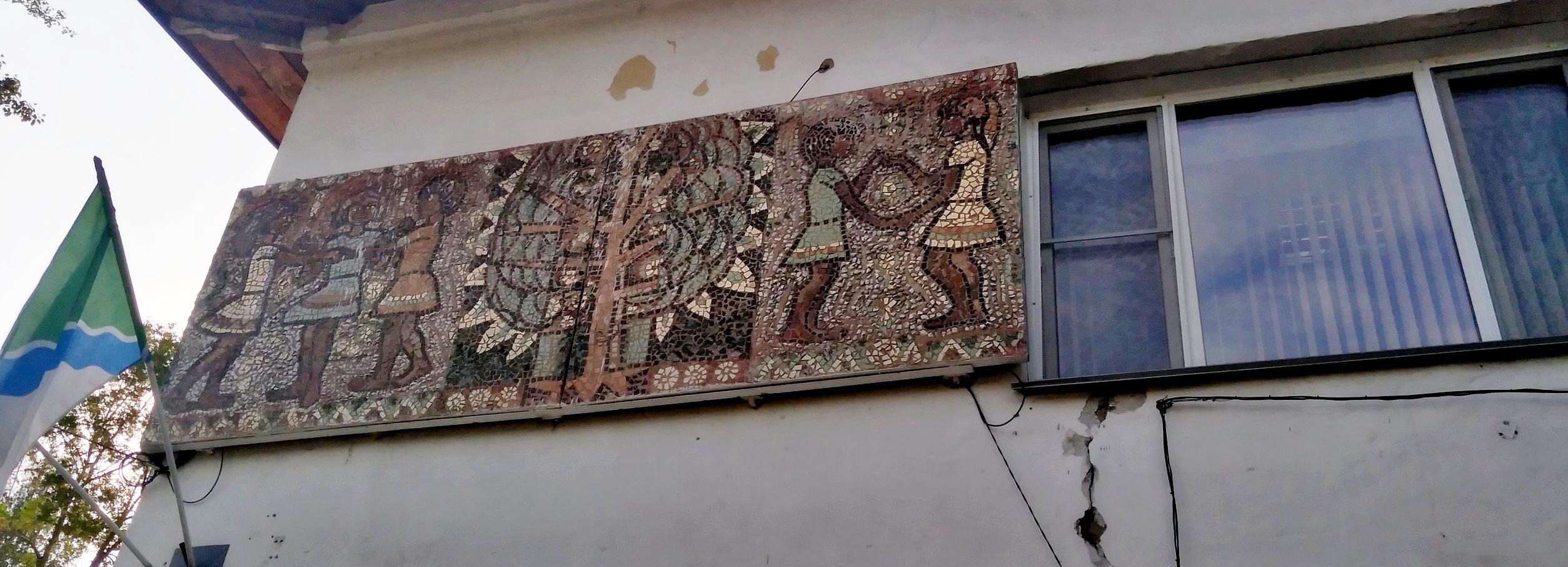 Школьники и Древо жизни: уникальная мозаика сохранилась в Бугринской роще