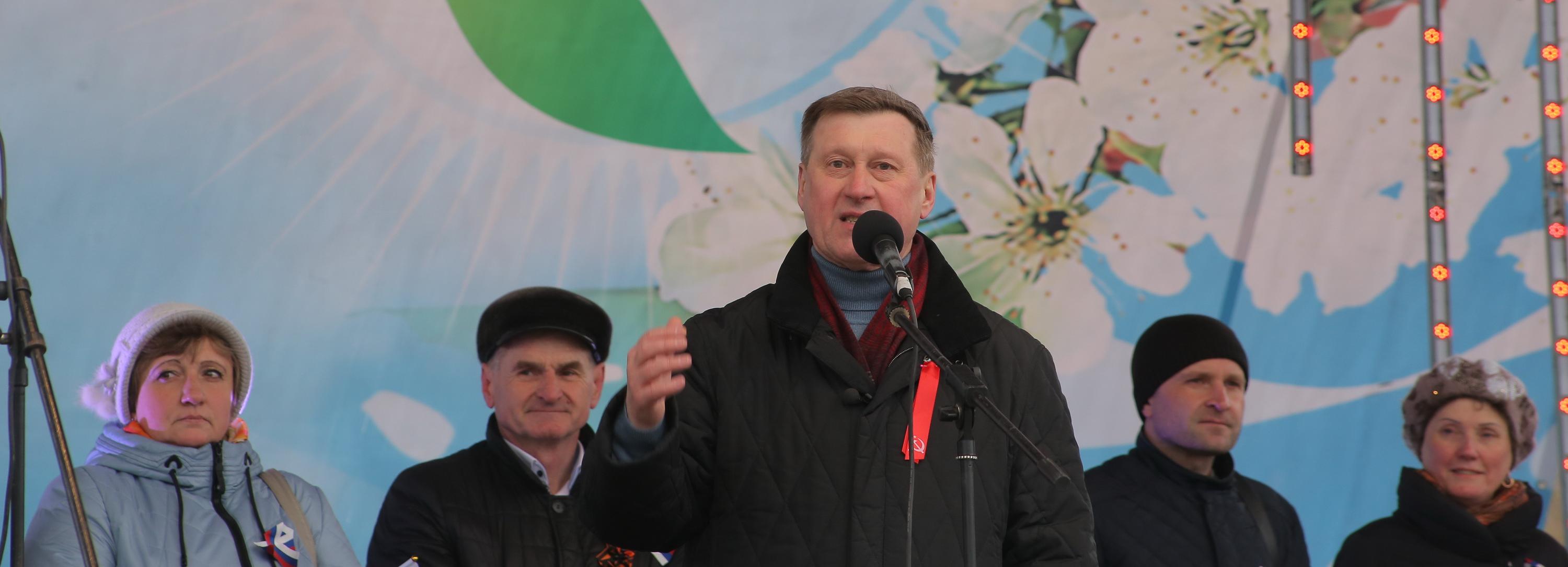 Мэр Новосибирска Анатолий Локоть поздравляет горожан с Первомаем