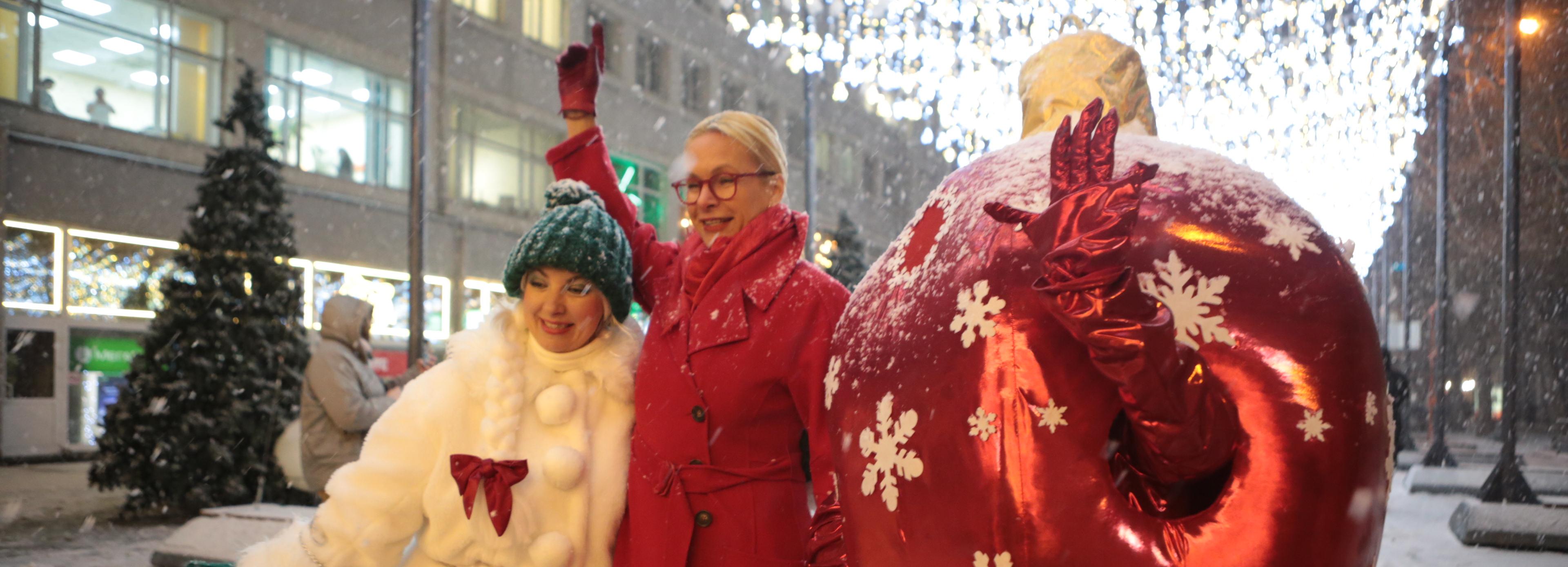 Подарки пообещали новосибирцам за фото с гигантскими ёлочными игрушками