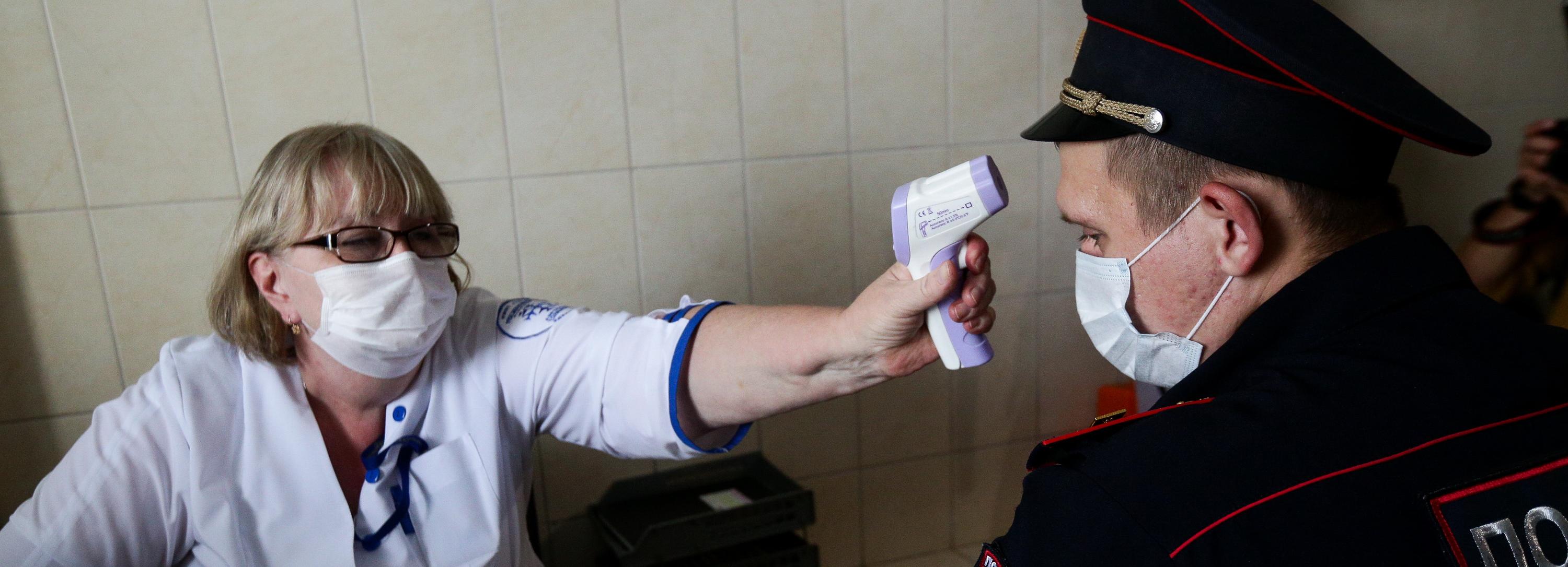 Прививка под гул самолёта: пункт вакцинации открыли в Толмачёво