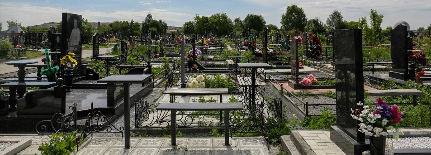 В Радоницу и Троицу запретят въезд машин на кладбища в Новосибирске