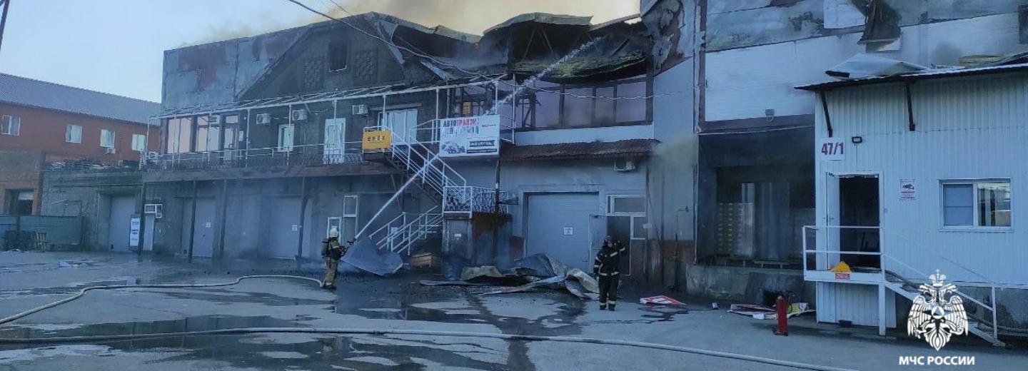 В Новосибирске рядом с «Мегой» горят заводские склады