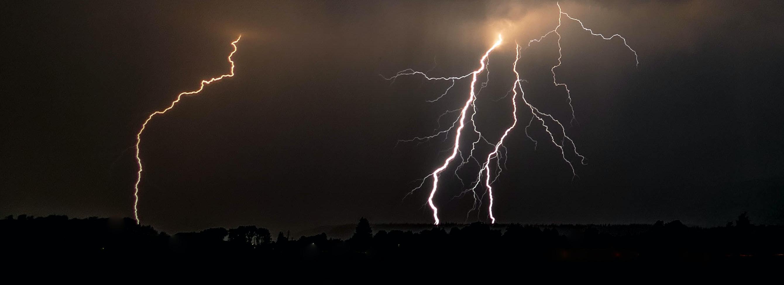 Удар молнии спровоцировал пожар в лесу Новосибирской области