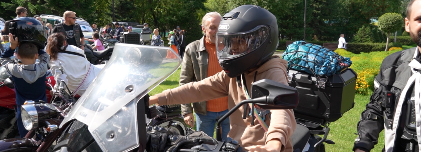 Байкеры доверили детям свои мотоциклы на празднике «Доброе сердце»