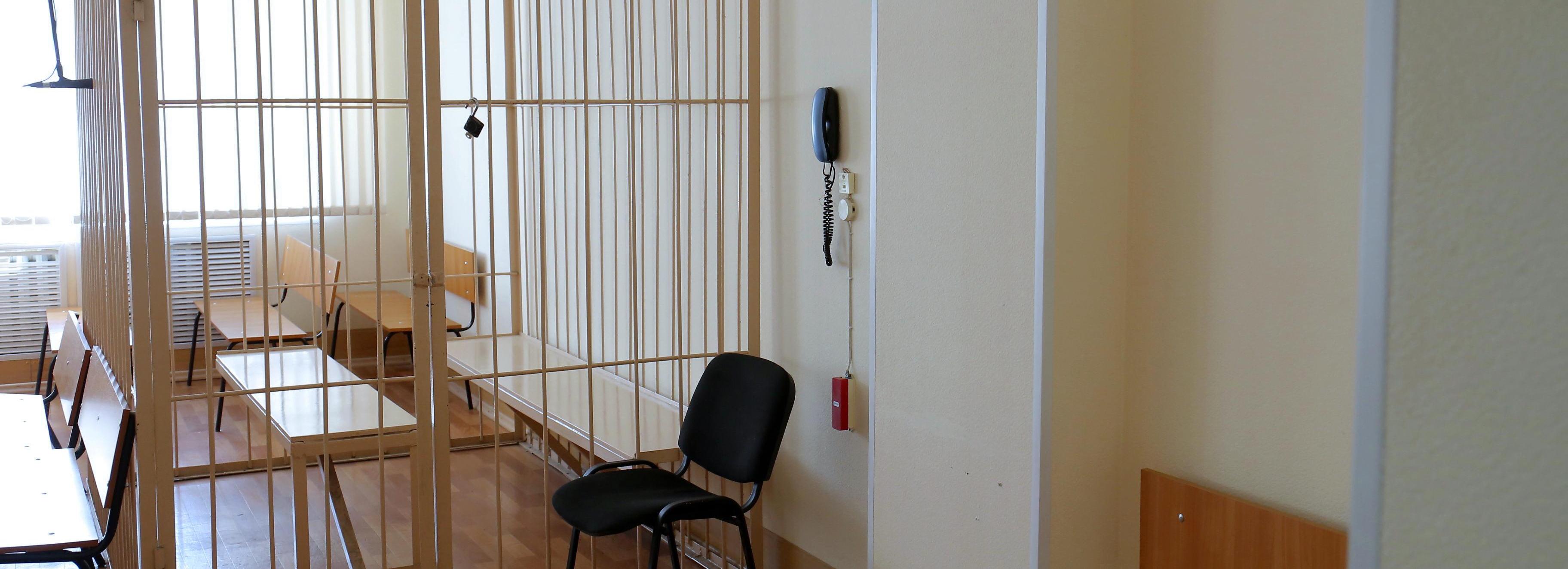 Сбросившую кресло на старушку пару в Новосибирске обвинили в убийстве