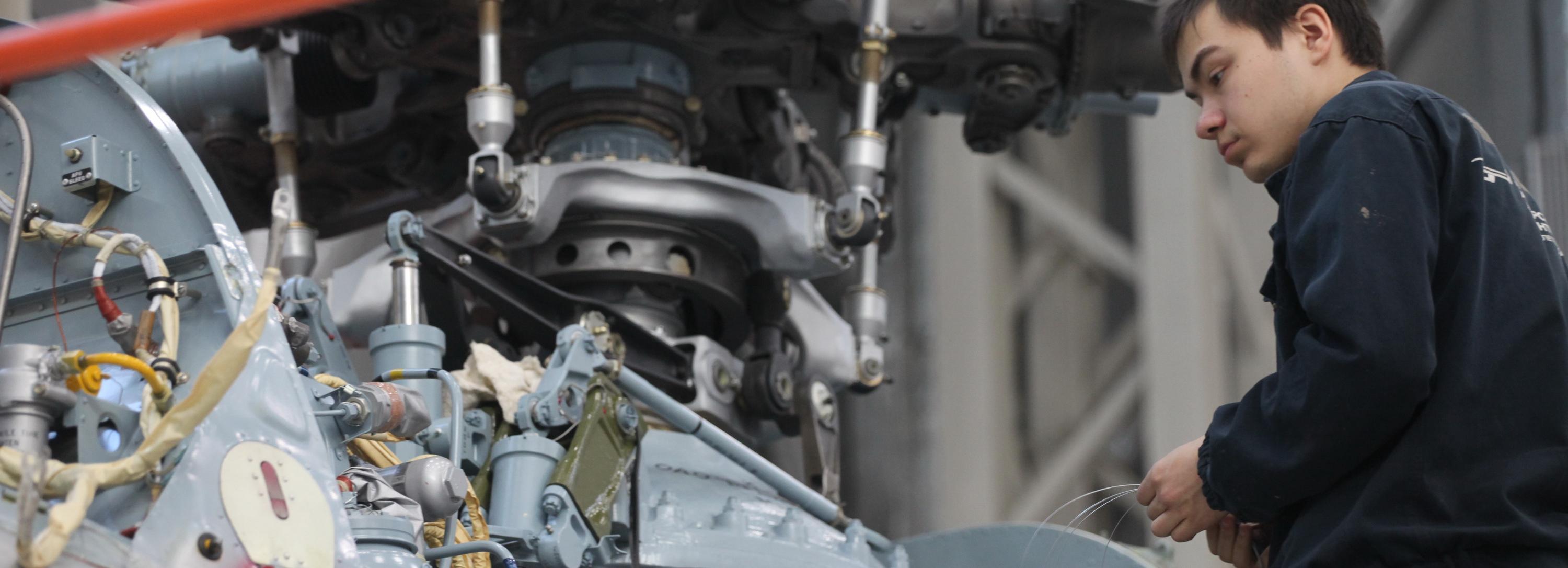 Шойгу показали «Охотника» на новосибирском авиазаводе