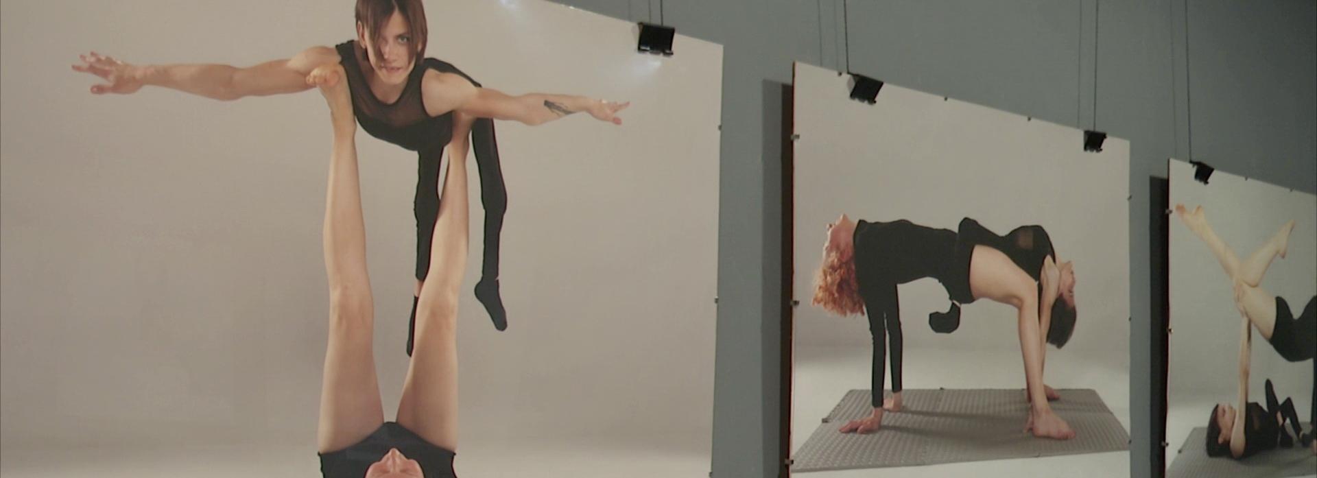 Фотовыставку «Задача двух тел» открыли живой инсталляцией