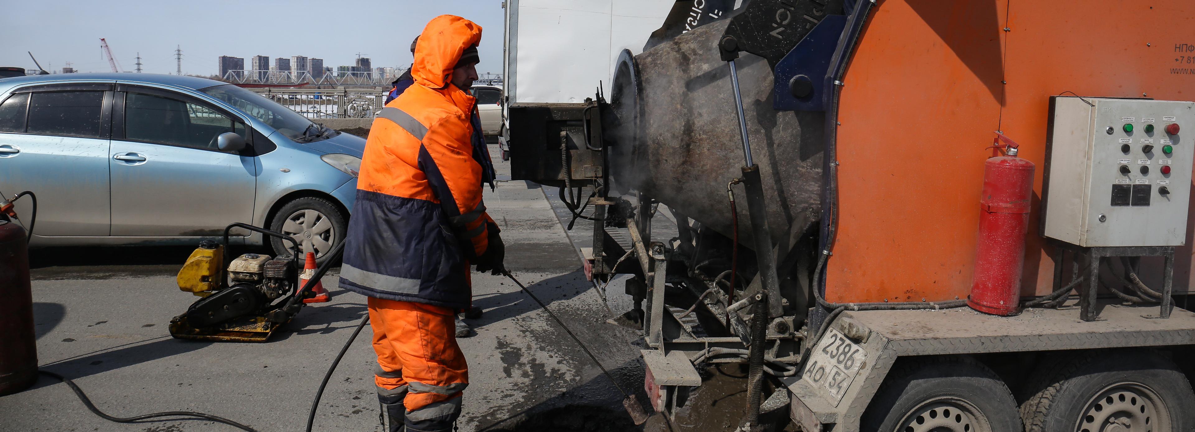 Рвущийся асфальт в Дзержинском районе заделывают с помощью рециклера
