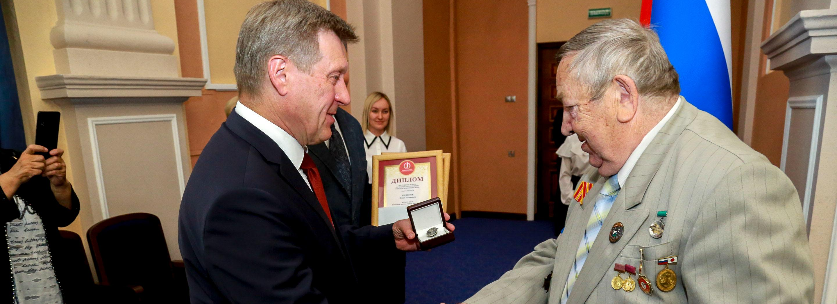 Анатолий Локоть наградил нагрудными знаками трёх экс-мэров Новосибирска