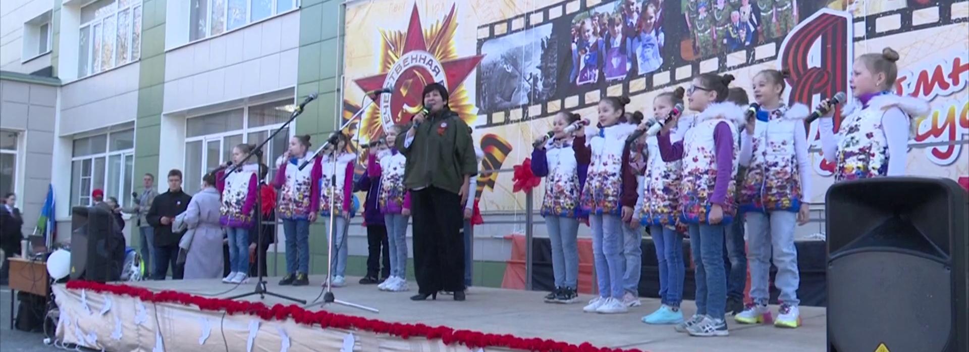 Почти тысячу человек собрал митинг-концерт у лицея №176 в Новосибирске
