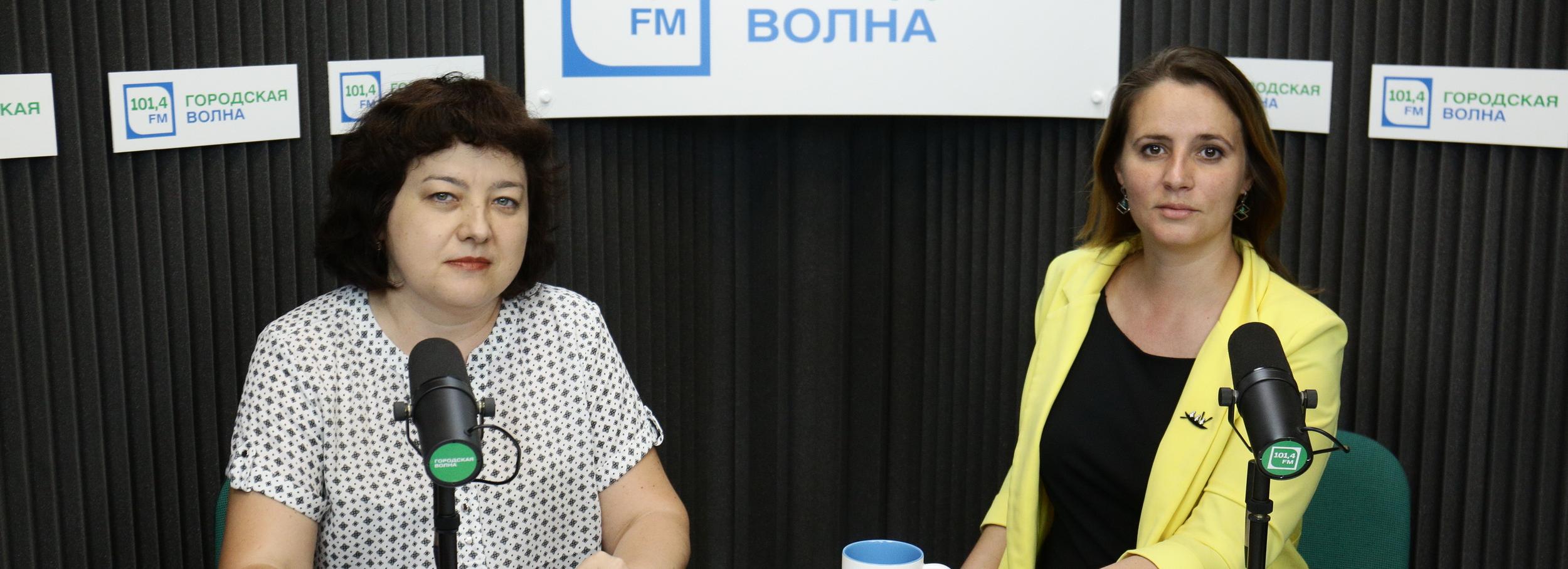 Новосибирцы с полотенцами приходят загорать к фонтану в Центральный парк