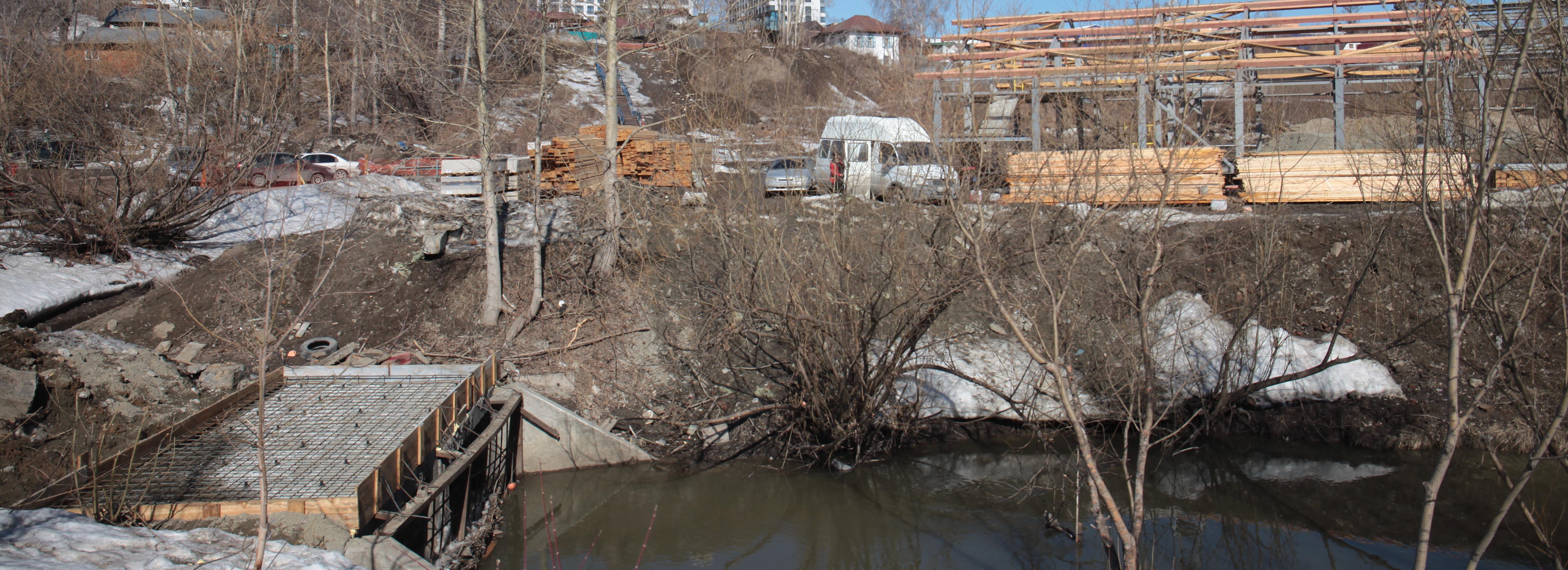 В парке на реке Каменке появились очертания двух мостов