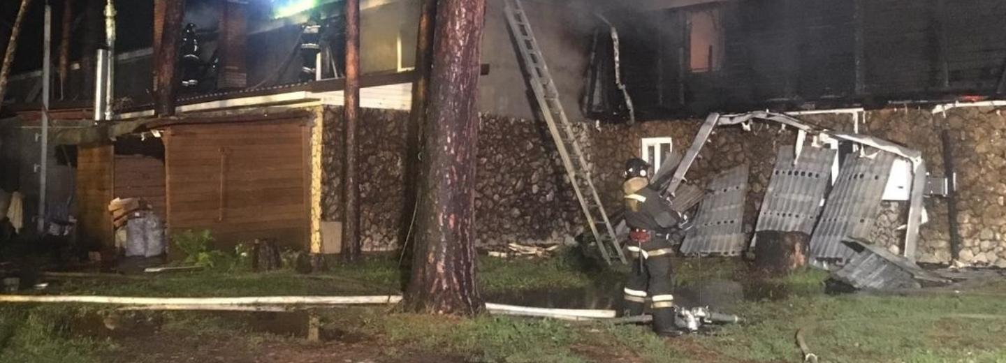 В Новосибирске сгорел популярный двухэтажный ресторан Shalet