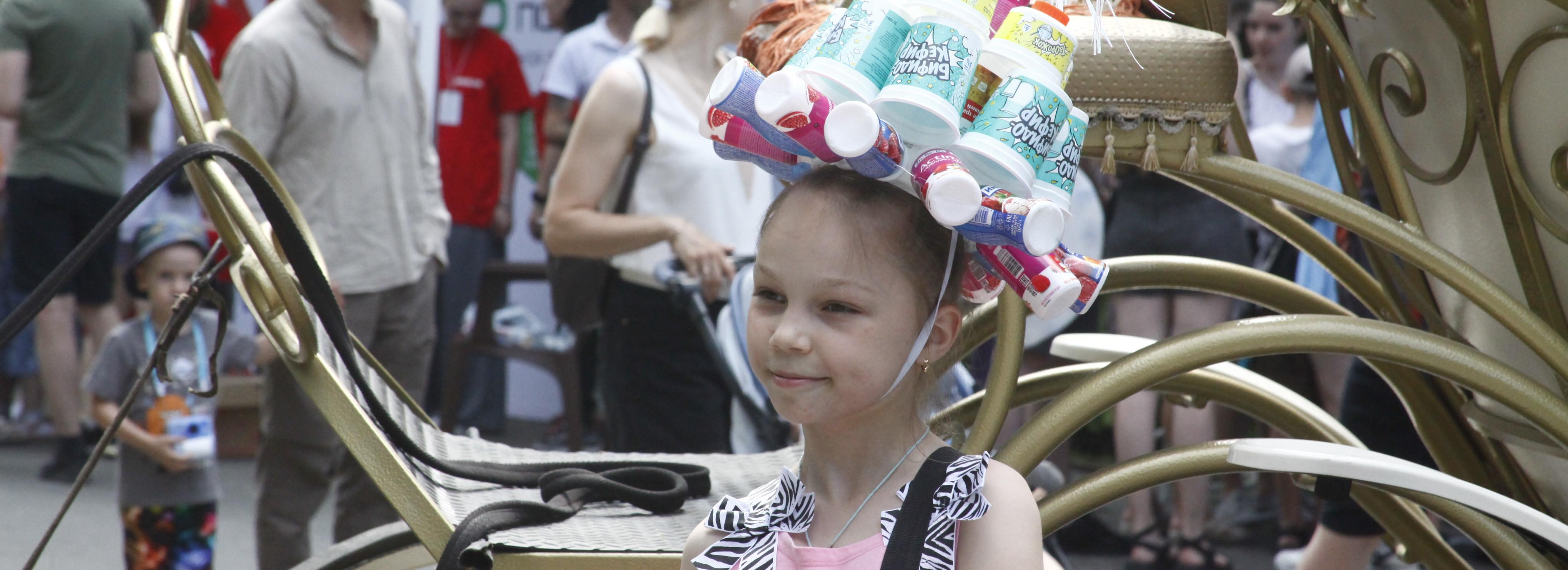 Фантастические шляпы надели новосибирцы для фестиваля «Экомир»