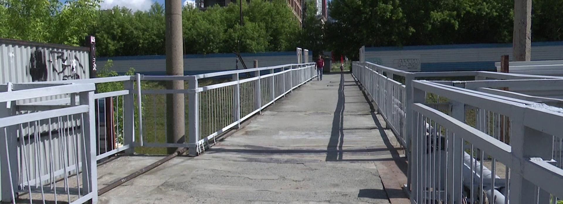 Разваливающийся пешеходный мост починили рядом с Большевистской