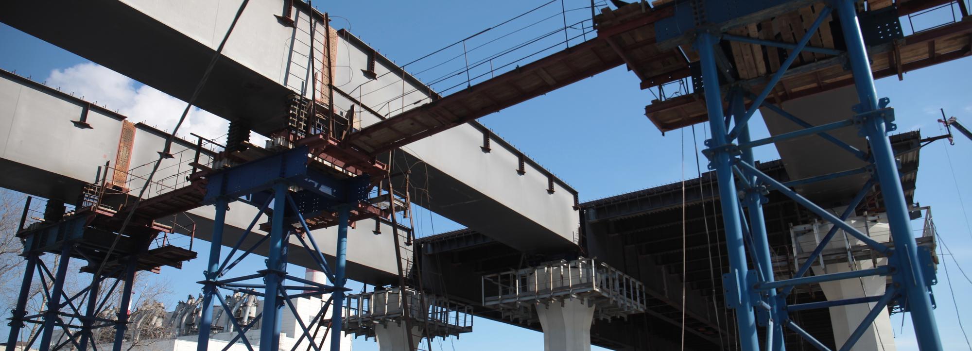 40-тонный пролёт смонтировали над площадью Энергетиков в Новосибирске