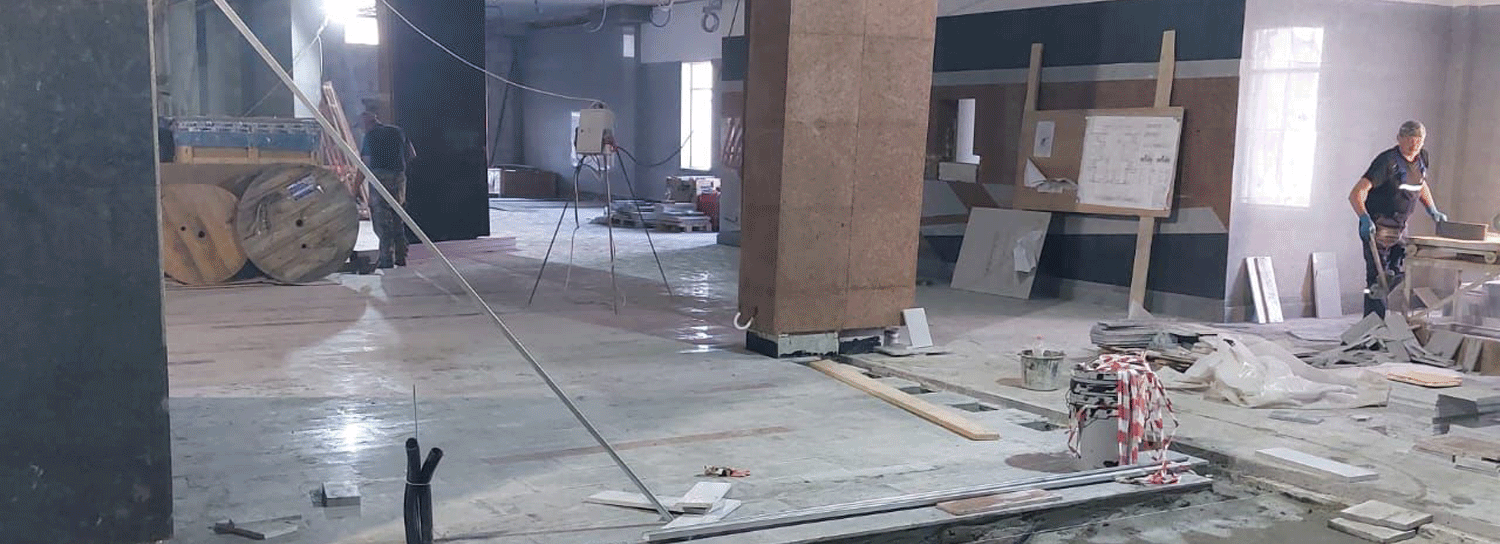 На станции «Спортивная» в Новосибирске выкладывают пол гранитом